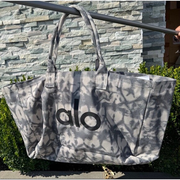 Handbags - Alo Yoga Tie-Dye Shopper Tote Bag NWT